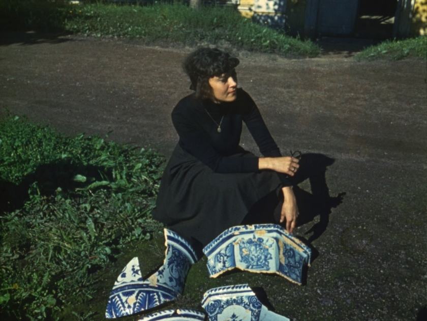 Илл. 7. Фрагменты садовых ваз из раскопок Летнего сада. 1978 г.