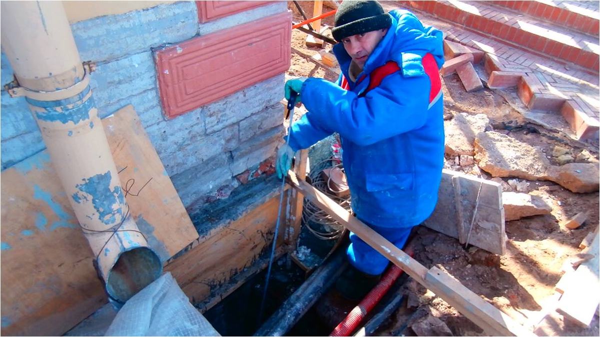 Илл.14, 15. При устройстве глиняного замка обнаружена первая каменная набережная Петербурга.